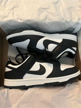 Nike Men’s Black and White Low-Top Sneakers
